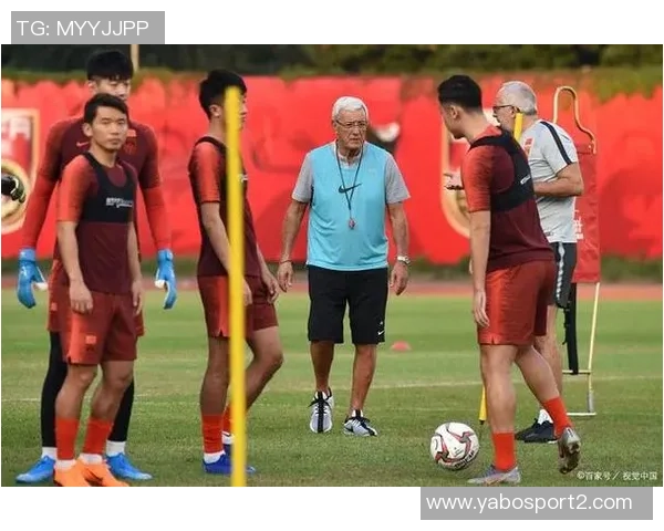 拜仁新款热身服色彩斑斓引发球迷热议纷纷吐槽设计失误